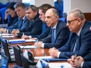 Айсен Николаев и Константин Цицин обсудили реализацию второго этапа программы по переселению граждан из аварийного жилья