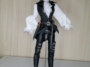 «Исполнила свою детскую мечту»: жительница Горного района сшила для кукол внучки яркие наряды