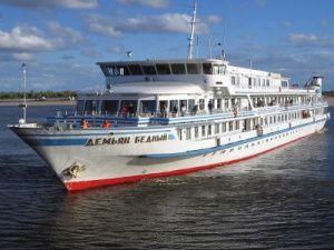 Такой заразы нам не надо! В Якутии теплоход с туристами развернули от берега