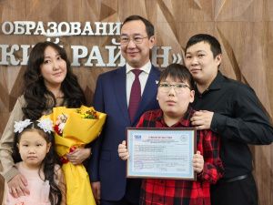 Айсен Николаев вручил жилищные сертификаты молодым семьям из Нерюнгри