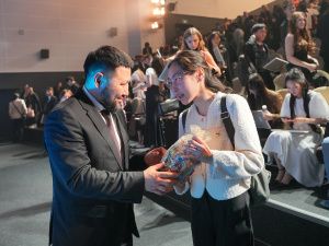 Евгений Григорьев вручил стипендии 100 лучшим школьникам на Елке главы Якутска