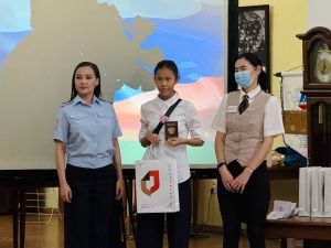 В Якутске юным горожанам торжественно вручили паспорта ко Дню Конституции РФ