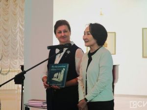 В Якутске презентовали альбом-каталог об изделиях из дерева и бересты