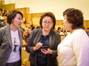 Глава Якутии предложил повысить зарплату молодым педагогам