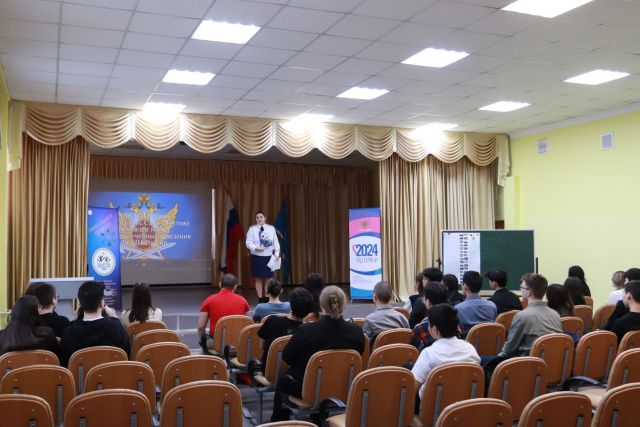 Сотрудники отдела кадров рассказывают школьникам г. Якутска о возможности получения образования в вузах ФСИН России