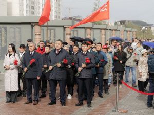 В Якутске возложили цветы в память об окончании Второй мировой войны