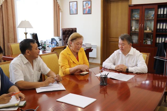 Алексей Стручков поручил завершить строительство сквера имени Куннук Урастырова в Амгинском районе