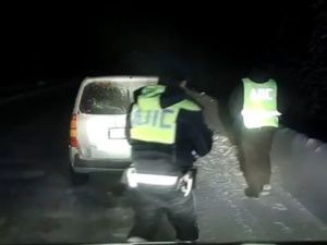 ДПС ночью заметила на опасном повороте пустую машину…