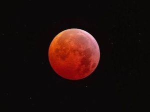 Земляне смогут увидеть «клубничное полнолуние»