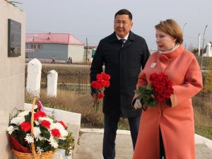 Вице-премьер Якутии Ольга Балабкина отдала дань памяти Платону Ойунскому и Ивану Винокурову