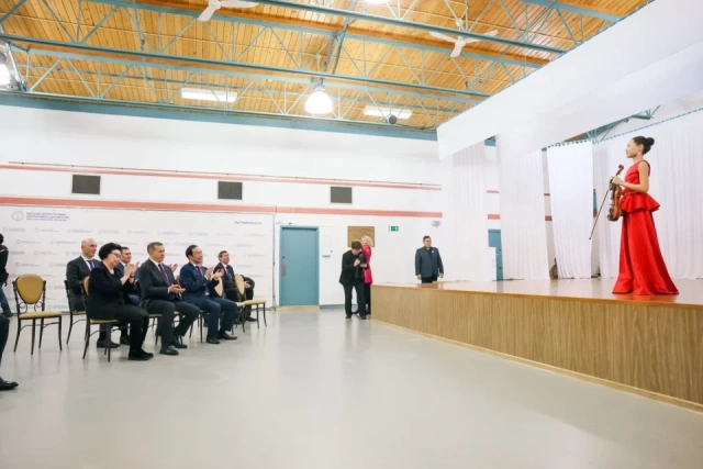 Юрий Трутнев и Айсен Николаев посетили Высшую школу музыки в Якутске