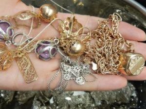 Житель Якутии похитил золотые украшения бывшей жены и часть выбросил в мусор ей назло