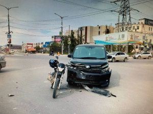 В Якутске мотоциклист врезался в автомобиль
