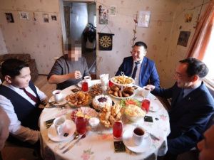 Глава Якутии встретился с участником СВО в селе Едей Хангаласского района