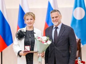 Кирилл Бычков вручил государственные награды многодетным матерям Якутии