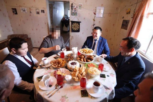 Глава Якутии встретился с участником СВО в селе Едей Хангаласского района