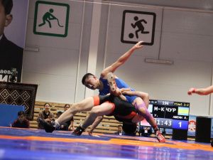 Фоторепортаж. Главные схватки чемпионата Якутии по вольной борьбе