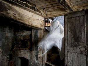 «В МОЕЙ КВАРТИРЕ ЖИВУТ ДУХИ ПОКОЙНИКОВ»