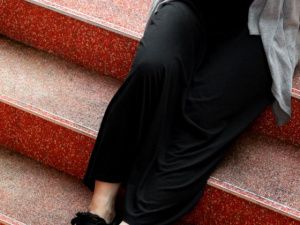 Жительница Якутска выиграла суд о компенсации за падение на сломанном крыльце: Управляющая компания выплатит 207 тысяч рублей