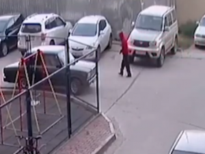 Видеофакт: В Якутске преступник-рецидивист со сломанной ногой попытался угнать "Жигули"