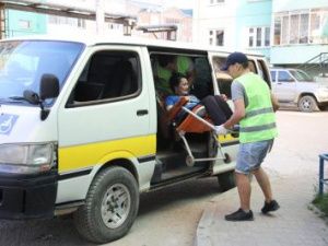 В Якутске появилась социальная служба такси для лежачих больных и людей на коляске