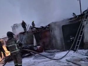 В Якутске загорелись гаражи: Погиб человек