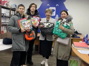Якутия передала 20 коробок с книгами и игрушками  детям Докучаевска