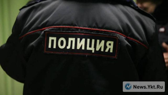 Мужчина повредил стену в баре, ударив кулаком