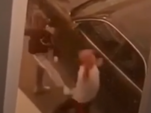 Видеофакт: В Якутске побили вандала, который бросался на автомобили