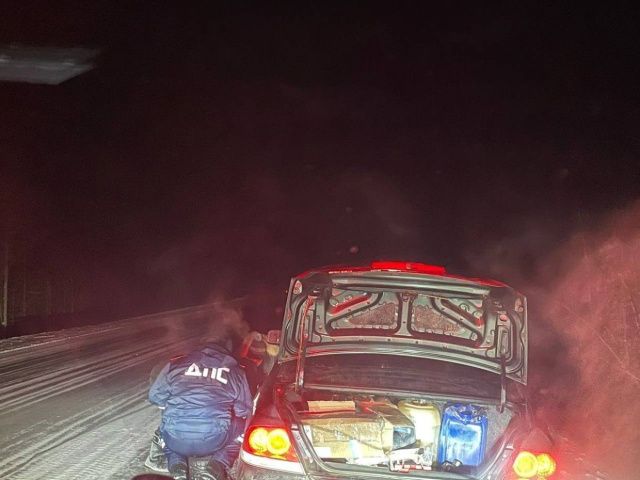В Якутии инспекторы ДПС помогли двум водителям, которые застряли в дороге в мороз