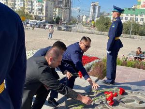 В Якутске в День 82-й годовщины Курской битвы возложили цветы к монументу «Воинам-победителям»