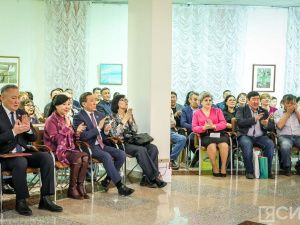 В НХМ Якутии открылась выставка всемирно известного художника-ювелира Александра Манжурьева