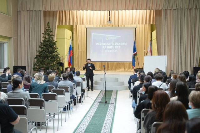 Евгений Григорьев представил отчет Окружной администрации города Якутска учительскому и родительскому сообществу Губинского и Промышленного округов