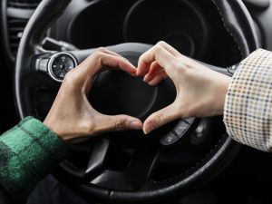 Праздник на дорогах: Госавтоинспекция поздравляет автомобилистов