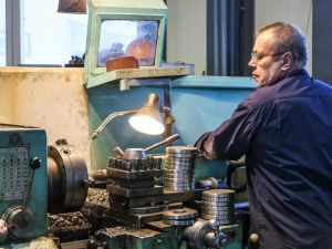 Работа не для слабаков: как вымораживают и ремонтируют речные суда в Якутии