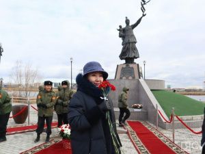 В Якутске возложили цветы к памятнику Матери