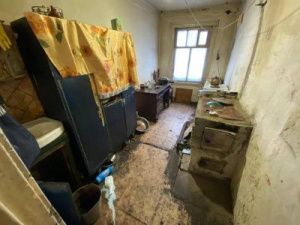 Житель Алдана избил сожительницу и нанес множество ударов двумя ножами приятелю