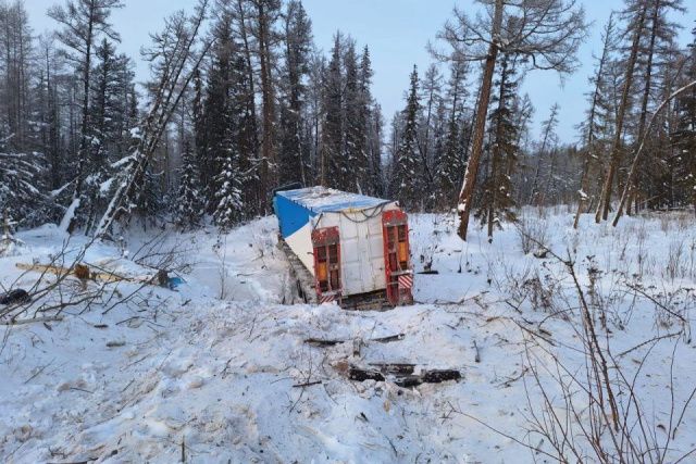 В Якутии двое человек пострадали в слетевшем в кювет автомобиле