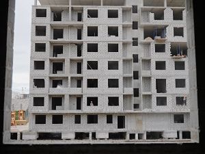 Евгений Григорьев осмотрел строительство дома для маневренного фонда