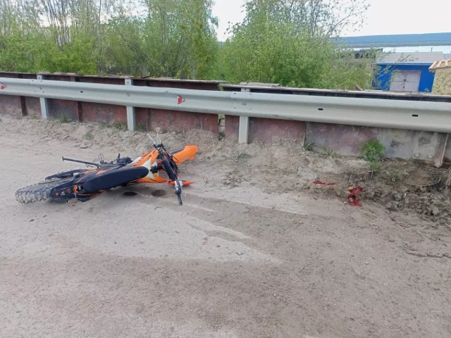 Мотоцикл врезался в бордюр в Мохсоголлохе. Погиб 19-летний пассажир 