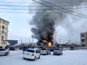В Якутске загорелся жилой деревянный дом