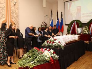 В Москве началась церемония прощания с первым президентом Якутии Михаилом Николаевым