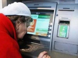 С июля пенсии и другие социальные выплаты будут перечисляться только на карты «Мир»