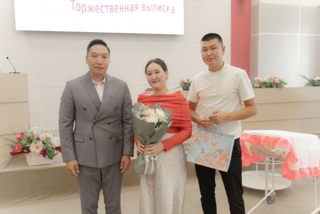 В Якутске состоялась торжественная выписка тройни