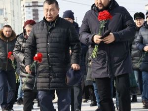 Якутяне несут цветы к мемориалу памяти жертв теракта в Подмосковье