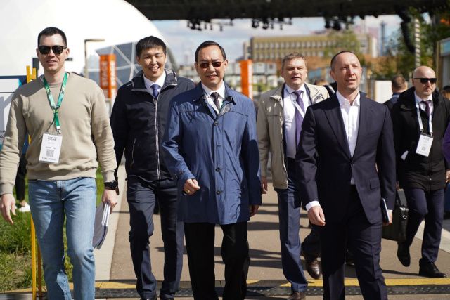 Айсен Николаев открыл павильон Якутии на X международной технологической конференции Startup Village