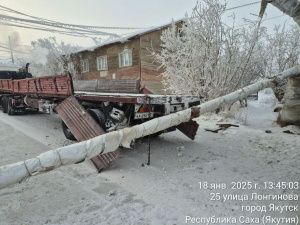 Большая авария в Якутске: КамАЗ снес теплотрассу