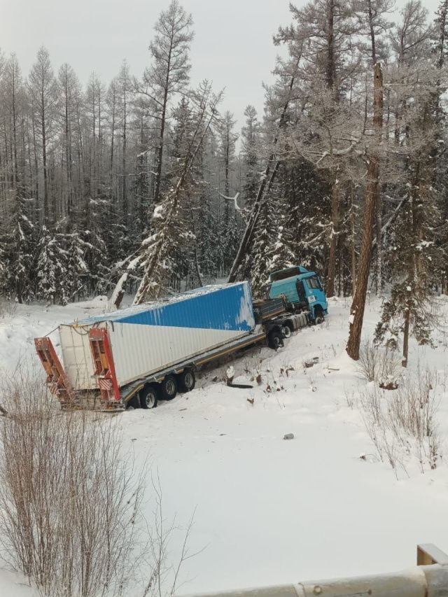 В Якутии большегруз слетел в кювет: Двое мужчин получили множественные травмы