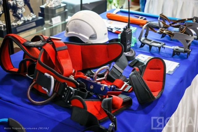 Спасатели эвакуировали в базовый лагерь на Эльбрусе альпинистов из Якутии, запросивших помощь