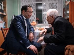 Глава Якутии встретился с ветераном Великой Отечественной войны